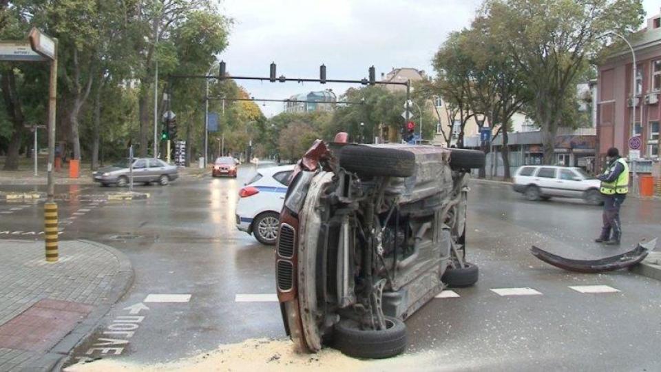 Джип се преобърна, а  шофьорът му избяга