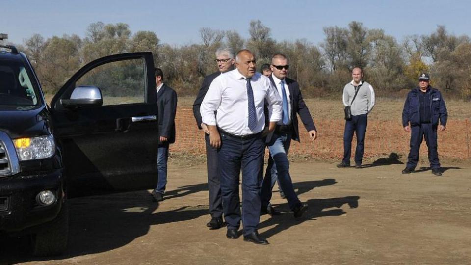 Беглецът в Narod.bg: Бойко се свря във вила в с. Пчелиново, пазят го с оръжие, имотът на Златко Баретата ли е?