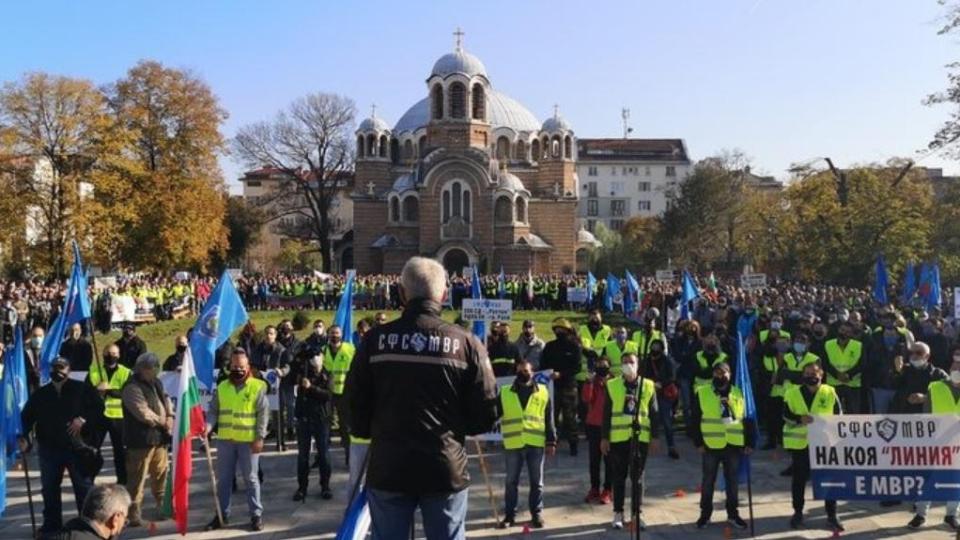 ЧУДОТО СТАНА! Полицаите освиркаха премиера: Писна ни от лъжеца Бойко Тиквата!