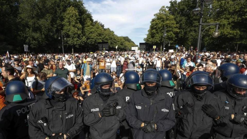 Безсрамници в ГЕРБ! Битите протестиращи са виновни за полицейския терор, не мутрите Бойко и Младен Маринов