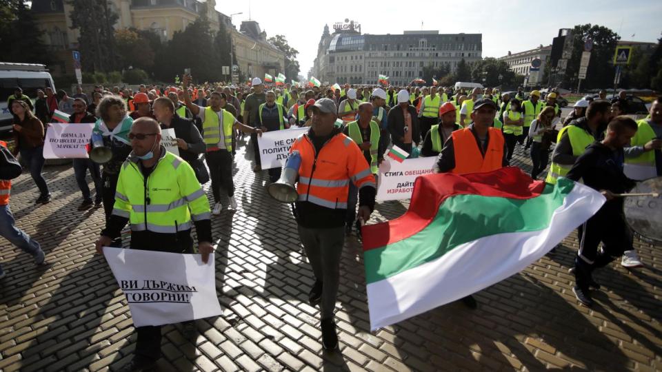 Бизнесмен не издържа: Протестирайте пред майбасите на шефовете си, бе, жалки роби (къде са парите на пътищарите?)