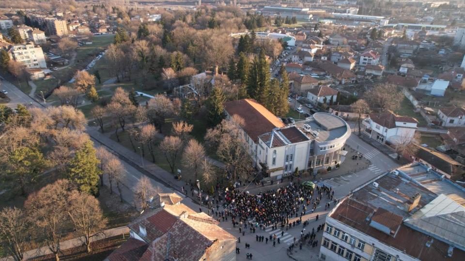 Павликени отстреля Румен Вълка – бунт спря отровния завод за боклук на олигарха (СНИМКИ)