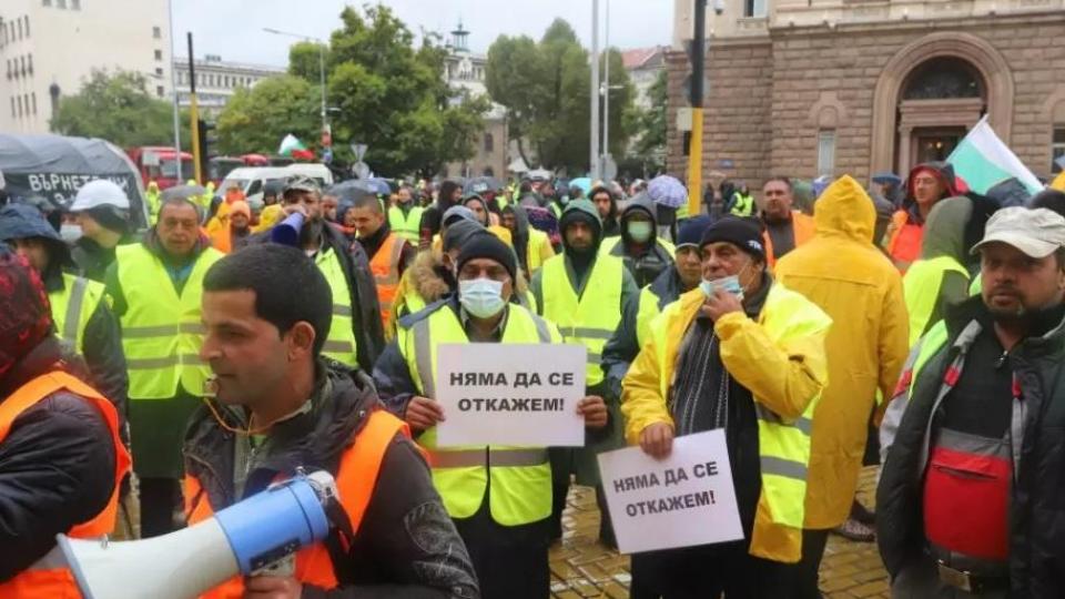 Само в Narod.bg: Червен олигарх започва масови съкращения, магистралната софра свърши