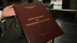 „Всичко може да се обърка“: Сглобката вандалства в Конституцията, какво ще променя?