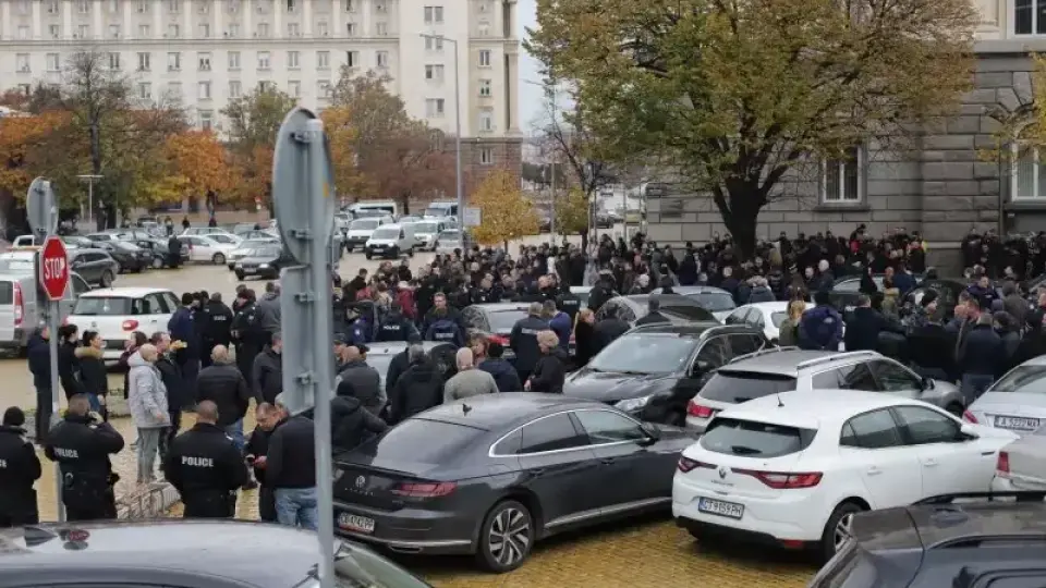 ЕКШЪН: Протестиращи удрят властта, 4 кордона полицаи пазят Николай Денков