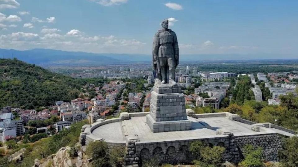 Случи се! ПП-ДБ чегъртат паметника „Альоша” в Пловдив